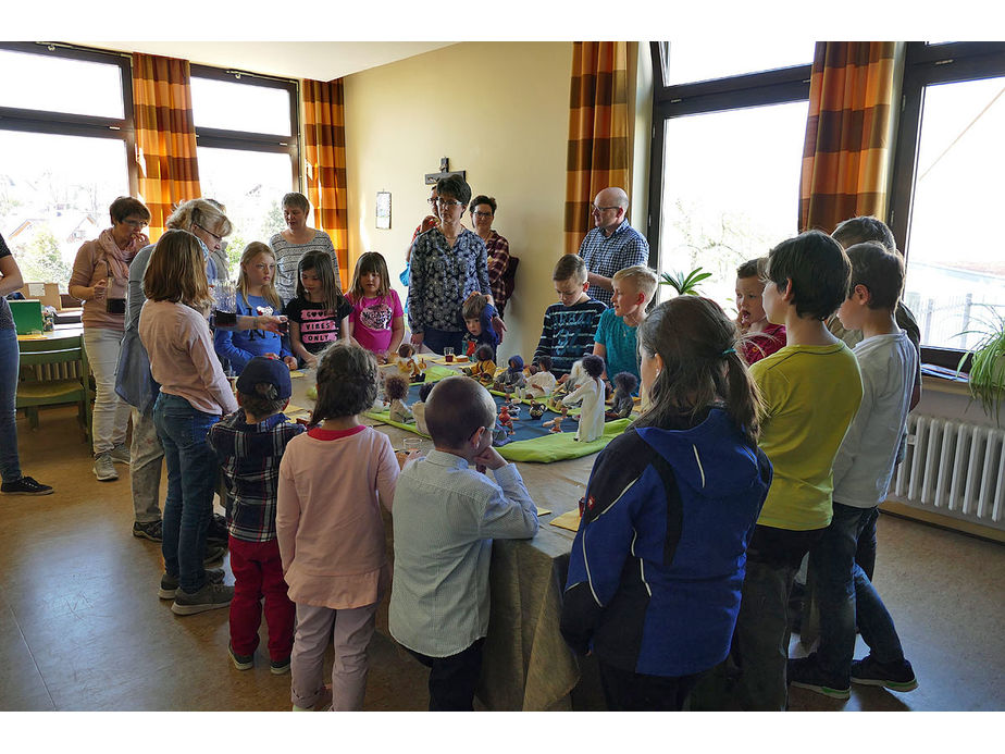 Kinderkarfreitagsliturgie im Gemeindezentrum (Foto: Karl-Franz Thiede)